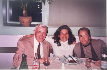 Viviana abrazada entre su papá, Alejandro Romay y su mamá, Leonor “Lita” Rosio