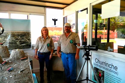 Viviana Castro es la guarda parques de la reserva natural de Villa Epecuén y actual guía turística. En la foto junto a su compañero, Juan Abut, personal de Turismo