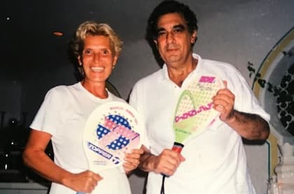Viviana Corcuera junto a Plácido Domingo, cada uno con su paleta de pádel.