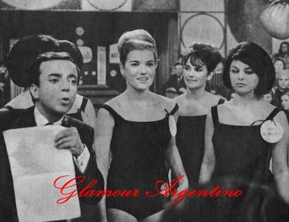 Viviana Dellavedova, en el centro de la imagen, el día de su consagración como Miss Argentina 1964, a sus 19 años, en Sábados Circulares, el programa de Pipo Mancera
