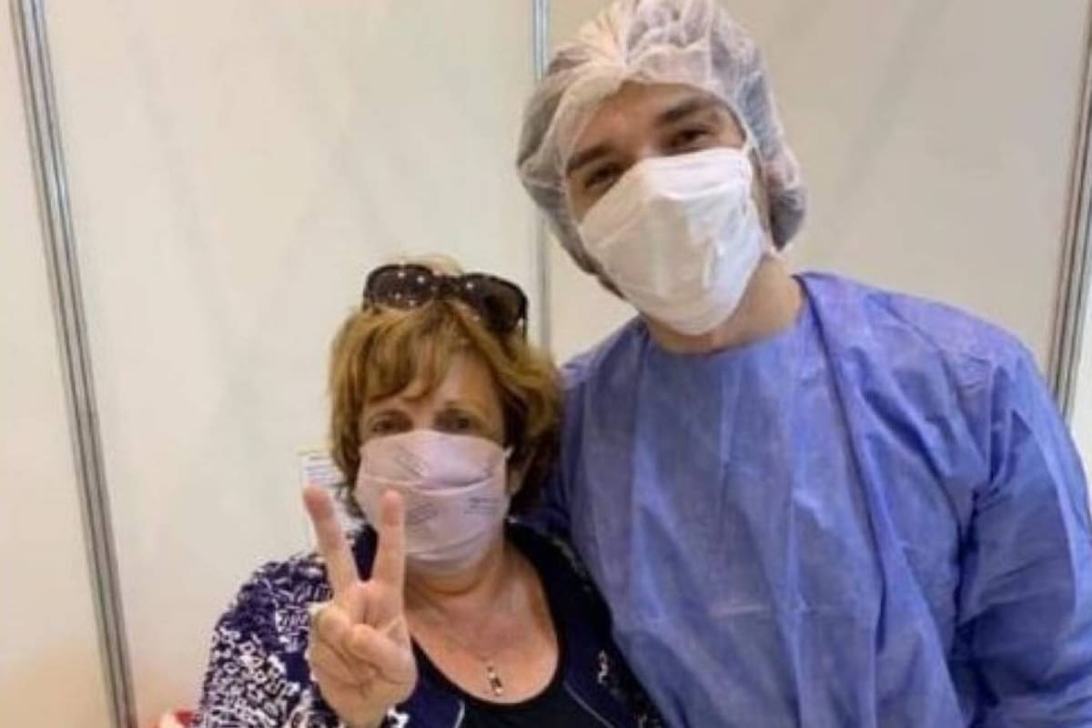 Viviana Fein, la fiscal que tuvo a su cargo la causa Nisman durante 11 meses, hace la V luego de inocularse contra el Covid-19