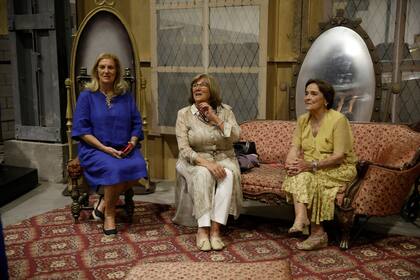 Viviana Rueda, Silvia Rueda de Uranga y la homenajeada, María Laura Esteves de Steverlynck, entre escenarios de obras del Teatro Colón.