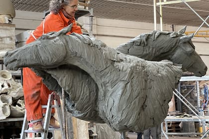 La escultora animalista Vivianne Duchini, en el taller de Florencia donde trabaja la obra ecuestre sobre la pandemia