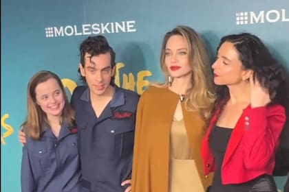 Vivianne junto a su madre