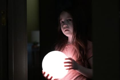 Vivien Lyra Blair impacta como una niña que debe afrontar una experiencia paranormal (Foto:Cine Colombia)