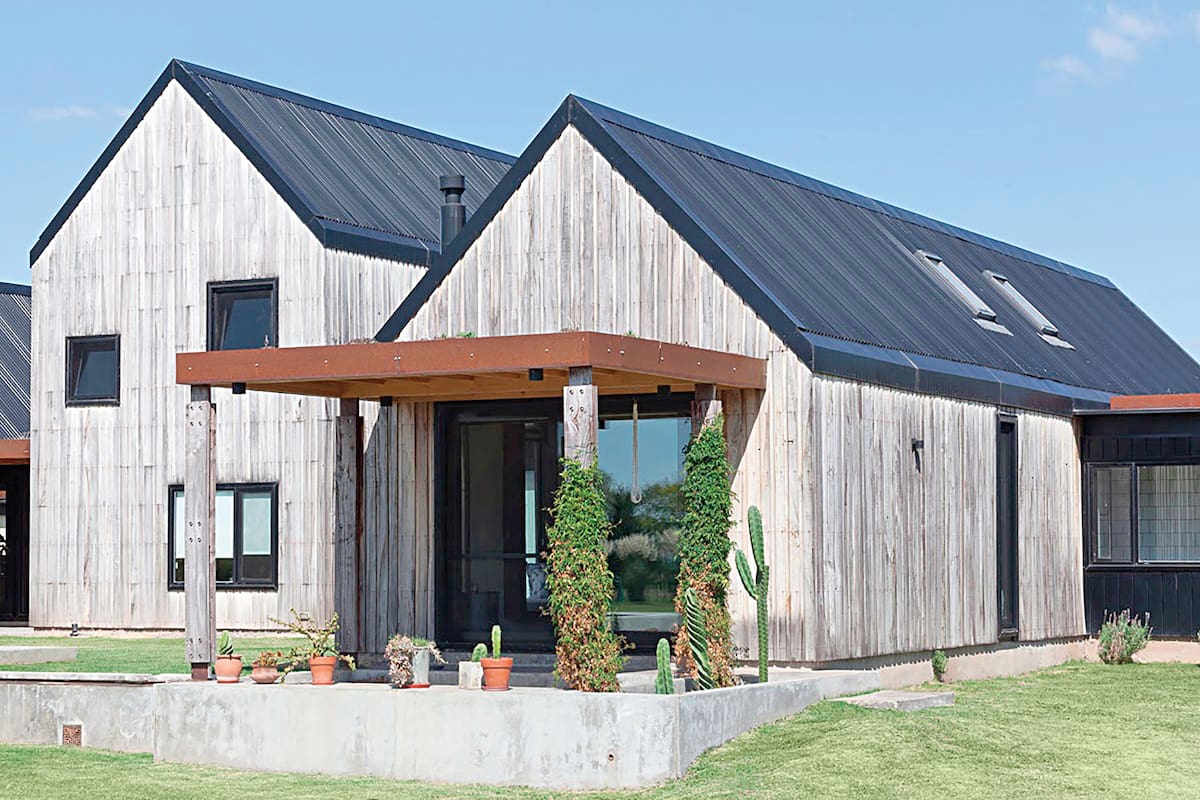 Vivienda construida con las técnicas de quincha modular y tapial en Luján, provincia de Buenos Aires. Proyecto y dirección de obra de AB Estudio. Gentileza: Estudio Migo / Estudio AB.
