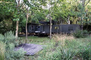 Vivienda-estudio Zenobia, un espacio donde la vegetación autóctona es protagonista.