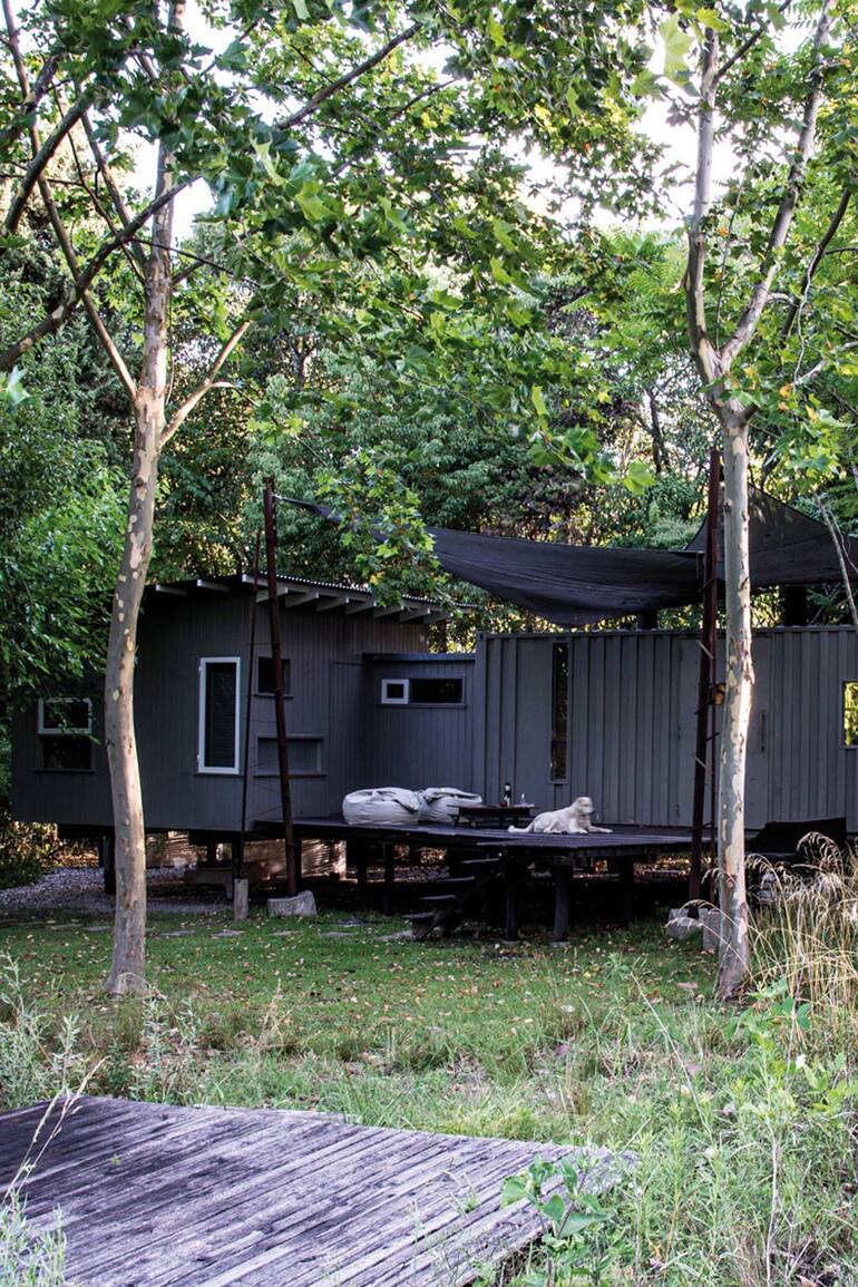 Vivienda-estudio Zenobia, un espacio donde la vegetación autóctona es protagonista.