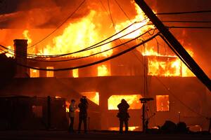 Viviendas a pie de playa, destruidas por el incendio de Palisades, el 8 de enero de 2025, en Malibú, California. (AP Foto/Mark J. Terrill)