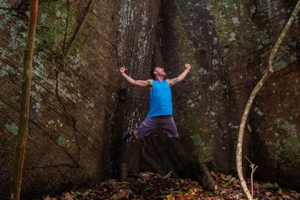 "Viviendo el sueño de conocer la floresta amazónica por dentro. Que tengo detrás? 1.100 años de vida!". El arból sumaúma más grande de la comunidad Maguary, en la Flona del Tapajós, en el estado de Pará, Brasil.
