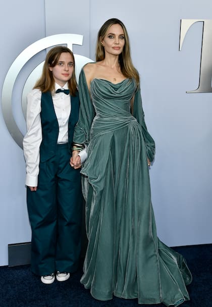 Vivienne Jolie y Angelina Jolie en la 77a entrega de los Premios Tony
