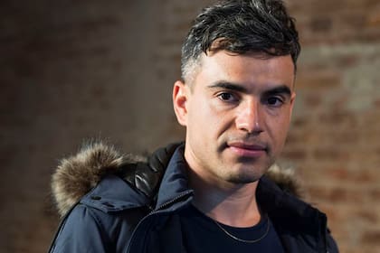 Vivió en la calle, protagonizó la película El Polaquito y ahora ganó popularidad gracias al personaje de César, el querible líder de la banda Sub-21 en la serie El marginal