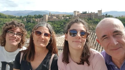 Vivir el lado B de Europa a los 50 es volver a empezar: Mariana Lazzarino (53), su marido Gabriel Folgar (56) y sus hijos Alma (15) y Simón (17)