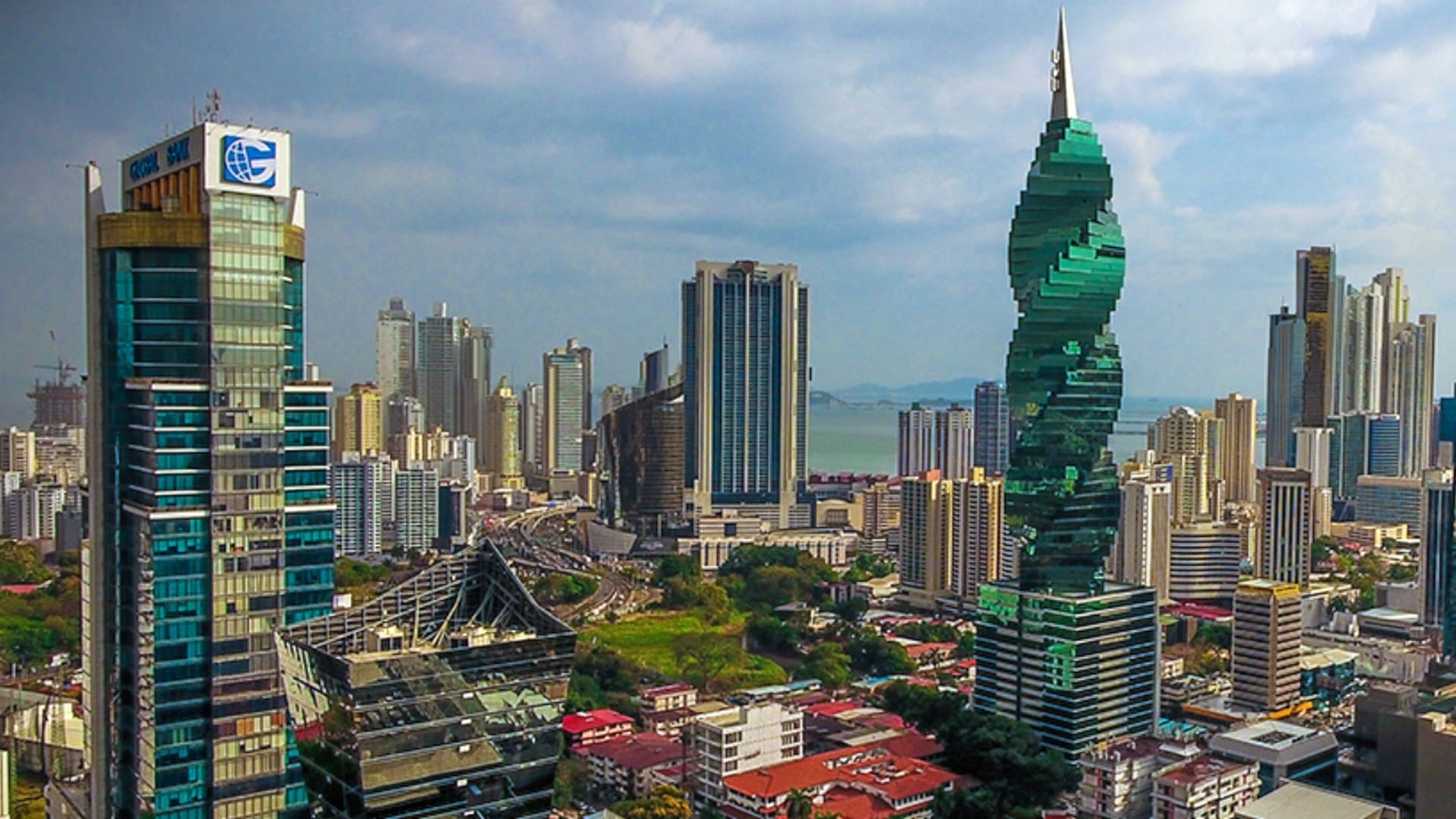 Vivir en Panamá: “Le dicen el ombligo del mundo; hay clima tropical, buena comida, buena gente y un dólar claro”.