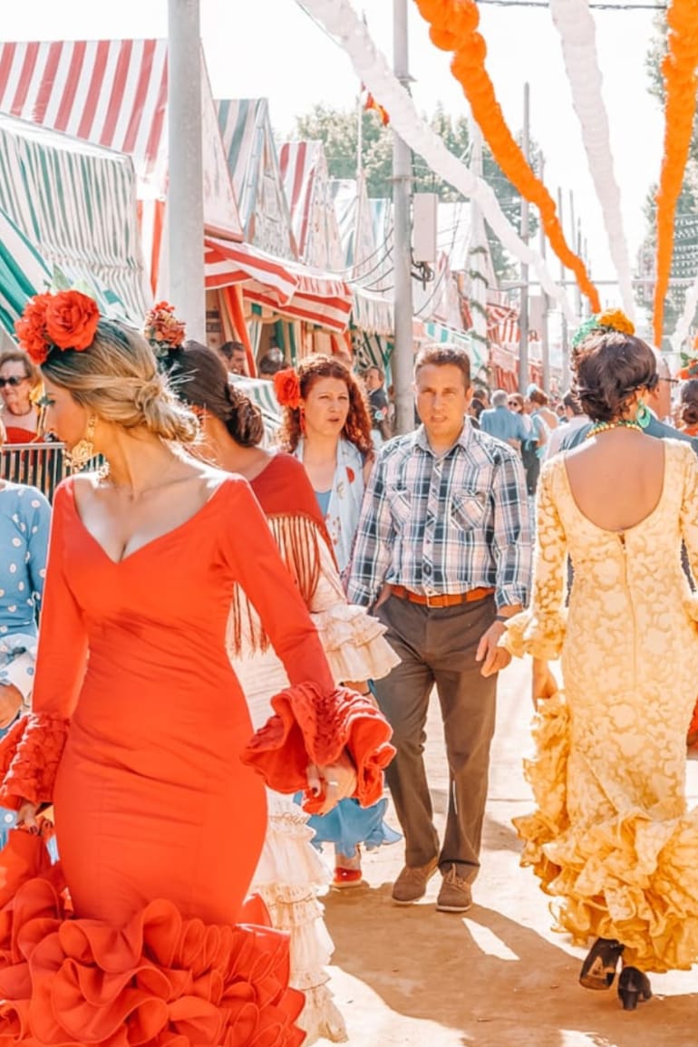 Vivir en Sevilla: “Acá después de los festejos en la calle, cada uno levanta su basura”.