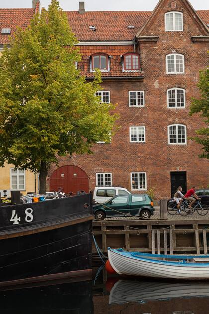 Vivir en un departamento de familia nos dio una perspectiva única de Copenhague –divina, por cierto, desde un cuarto piso sobre el canal de Christianshavn– y nos sumió en el genuino estilo de vida nórdico.