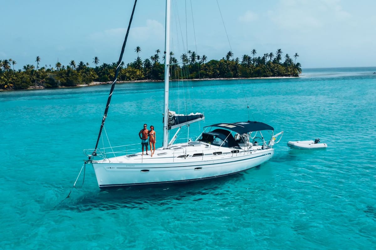 Vivir en un velero, la aventura en la que se sumergió una pareja de jóvenes argentinos