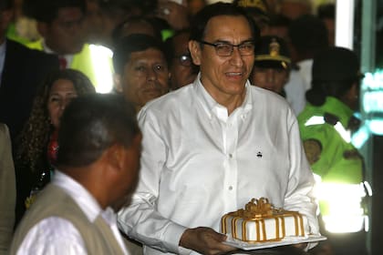 Vizcarra es recibido por sus seguidores con una torta de cumpleaños por sus 55 años