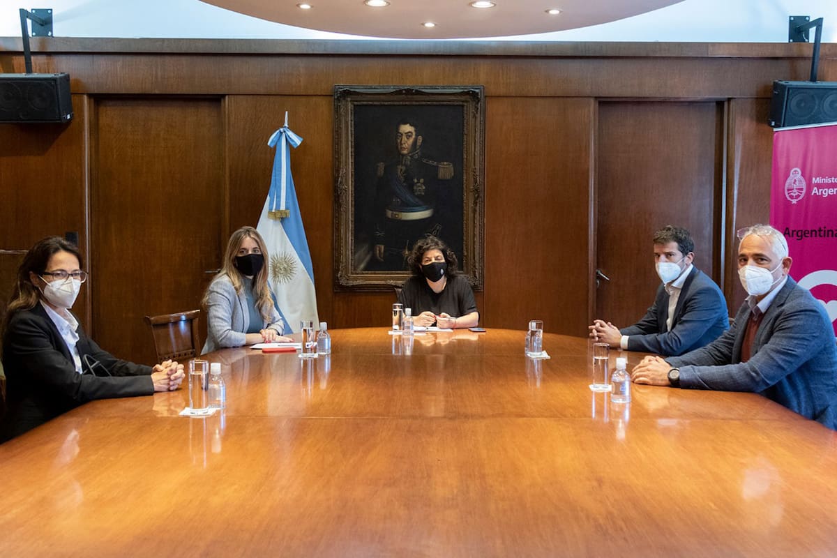 Vizzotti convocó a representantes de AstraZeneca para que informen los avancessobre la vacuna producida en Argentina