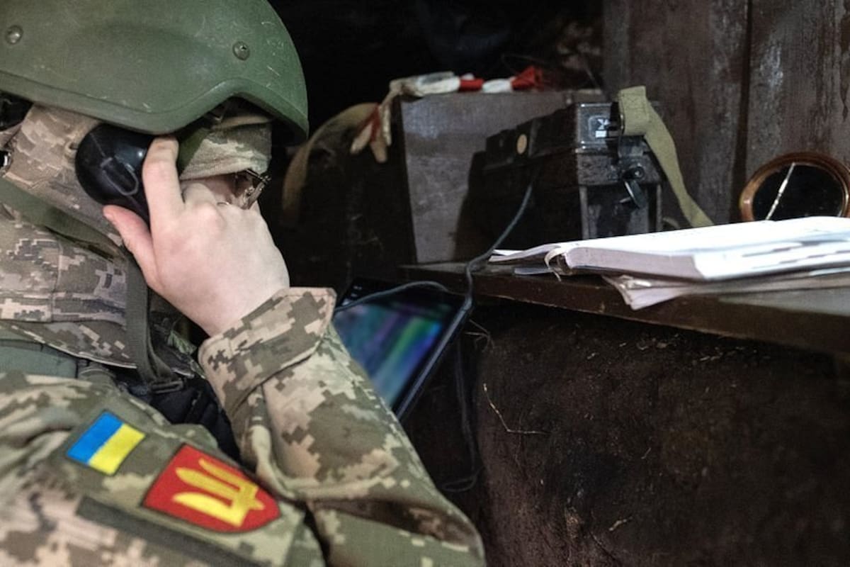 Vlad dice que el teléfono de cable que usa es la forma más segura para comunicarse