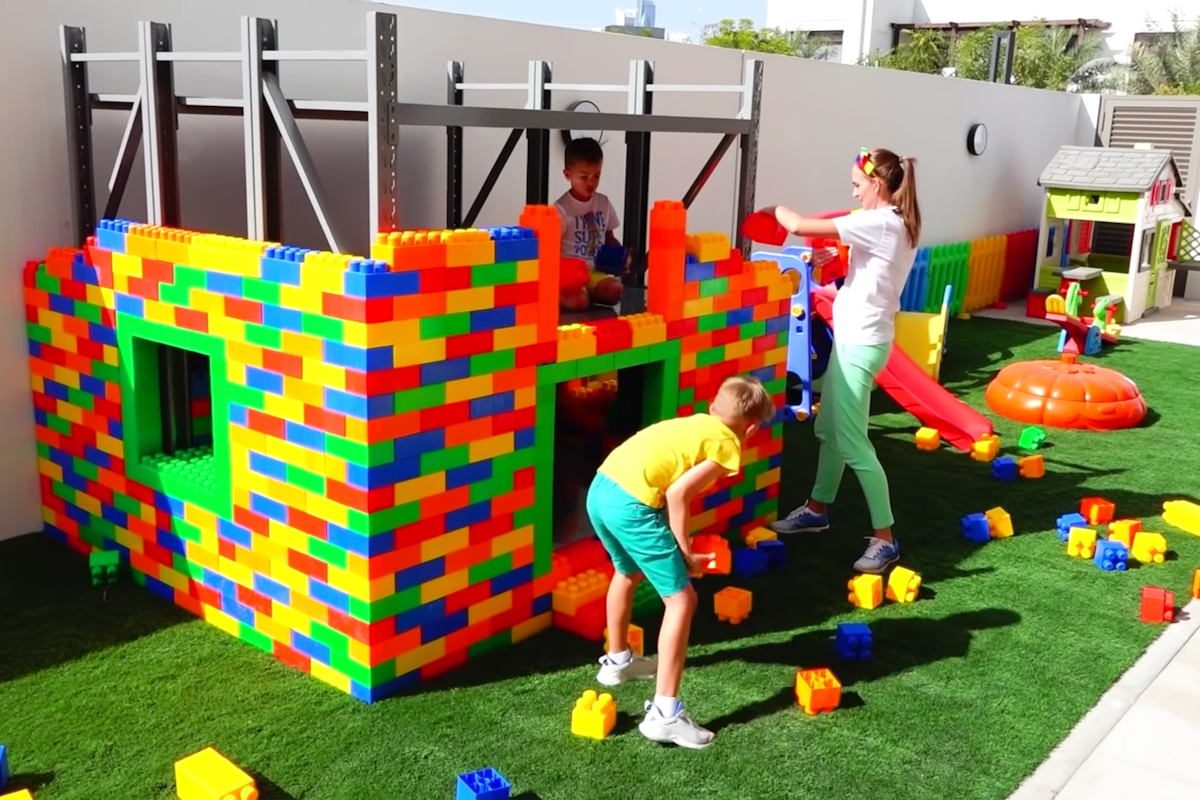 Vlad y Niki construyen una casa con la mínima ayuda de su madre