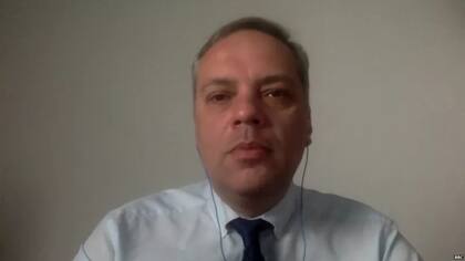 Vladimir Milov, un líder opositor, dice que las políticas de Putin están llevando a Rusia a una "completa catástrofe social y económica"