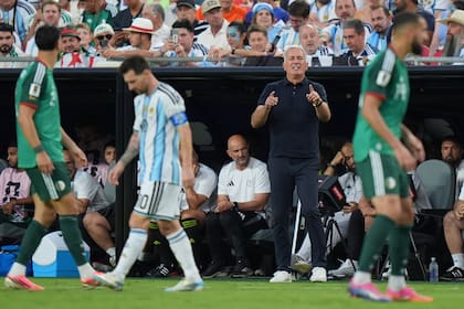 Vladimir Petkovic les grita a sus jugadores, que no pudieron con Messi