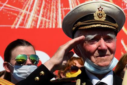 Entre el público, algunos uniformados, los de mayor edad, lucieron tapabocas pero de forma incorrecta