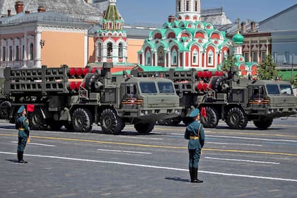 Detrás de las apariciones de Putin en público hay toda una operación para asegurar que no corre riesgo de infectarse con el coronavirus