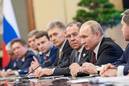 Vladimir Putin,  con el canciller Serguei Lavrov a su derecha y con su vocero, Dimitri Peskov, a continuación. (Dmitry Azarov)
