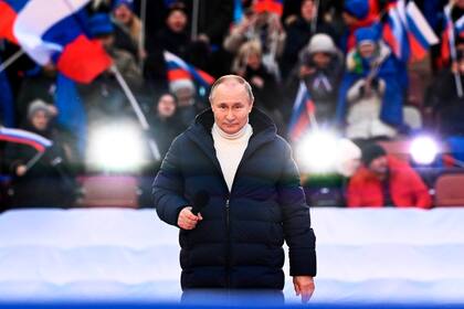 Vladimir Putin, durante su presentación del viernes ante una multitud en Moscú, como una estrella del espectáculo
