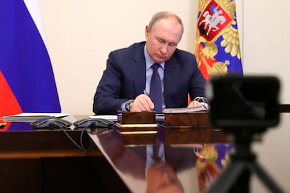 Vladimir Putin, el pasado 25 de marzo, durante una reunión por videoconferencia en el Kremlin