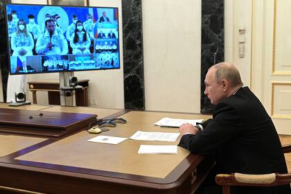 Vladimir Putin, en teleconferencia, conversa con los atletas paralímpicos de Rusia que se encuentran en China: el Comité Olímpico acaba de excluirlos de los Juegos de invierno
