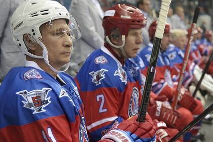 Vladimir Putin, fanático de los deportes, en un partido de hockey en 2015