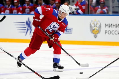 Vladimir Putin, fanático del hockey sobre hielo, jugando en un partido en años atrás en el Bolshoi Arena en Sochi, en Rusia