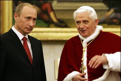 Vladimir Putin junto a Benedicto XVI