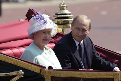 Vladimir Putin junto a la reina Isabel