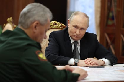 Vladimir Putin junto a su ministro de Defensa, Sergei Shoigu