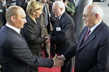 En esta foto de archivo tomada el 10 de octubre de 2006, el presidente ruso Vladimir Putin estrecha la mano del ex presidente de la Unión Soviética Mijaíl Gorbachov