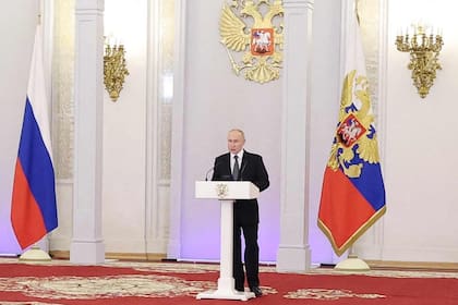 Vladimir Putin, pronunciando un discurso durante una ceremonia para entregar las medallas de la Estrella de Oro a los Héroes de Rusia en vísperas del Día de los Héroes de la Patria en el Salón San Jorge del Gran Palacio del Kremlin