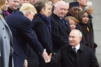 Vladimir Putin saluda a Donald Trump