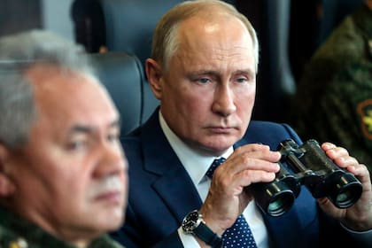 Vladimir Putin sostiene unos binoculares al observar maniobras militares conjuntas de Rusia y Bielorrusia en Nizhny Novgorod