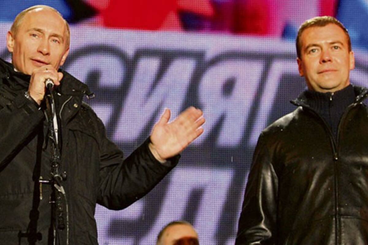 Vladimir Putin y Dimitri Medvedev saludaron anoche a sus simpatizantes tras el triunfo