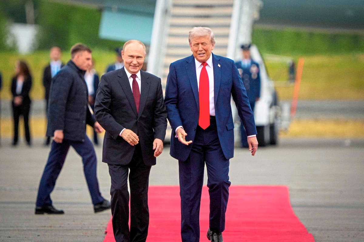Vladimir Putin y Donald Trump, sonrientes al encontrarse en Alaska