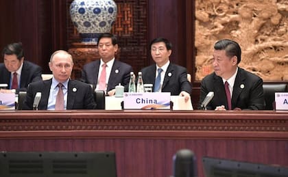 Vladimir Putin y Xi Jinping en el foro internacional de la iniciativa Belt and Road, con Wáng Hùníng al fondo. Foto Archivo.