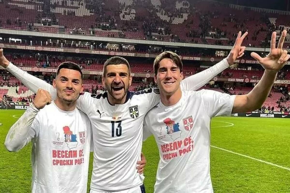 Vlahovic, a la derecha de la foto, junto a Nemanja Radonjic y Stefan Mitrovic, haciendo el gesto de tres dedos con su mano izquierda, motivo por el que fue amenazado por los ultras de PSG