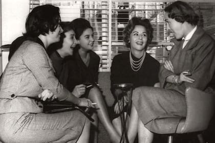 Vlasta Lah (derecha) junto a los protagonistas de Las furias: Olga Zubarry, Alba Mugica, Elsa Daniel y Aída Luz