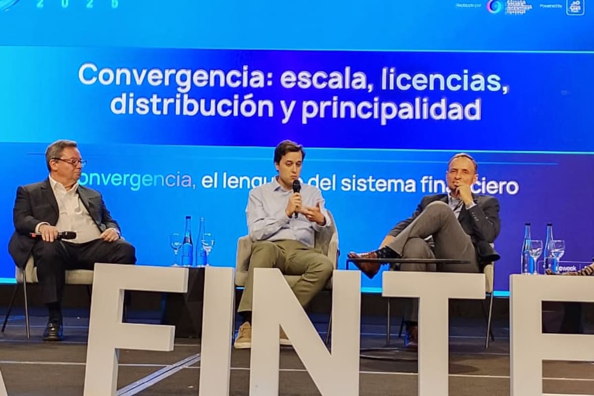 Vogel -centro- durante el Fintech Forum realizado en Buenos Aires en noviembre