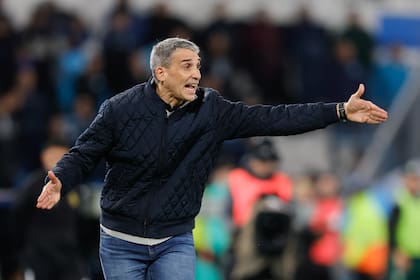 Vojvoda trata de hacer equilibrio entre la dirigencia y el plantel, pero no encuentra los resultados buscados