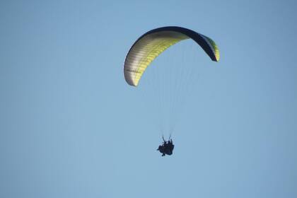 Volaba con su parapente y se precipitó a la tierra: el empleado municipal de Saavedra Pigüé murió en el acto